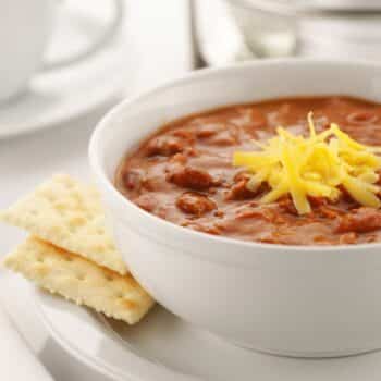 Quick And Easy Homemade Chili 2 Quick And Easy Homemade Chili Served With Crackers