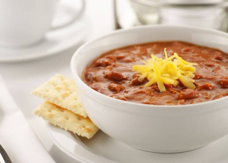 Quick And Easy Homemade Chili 1 Quick And Easy Homemade Chili Served With Crackers